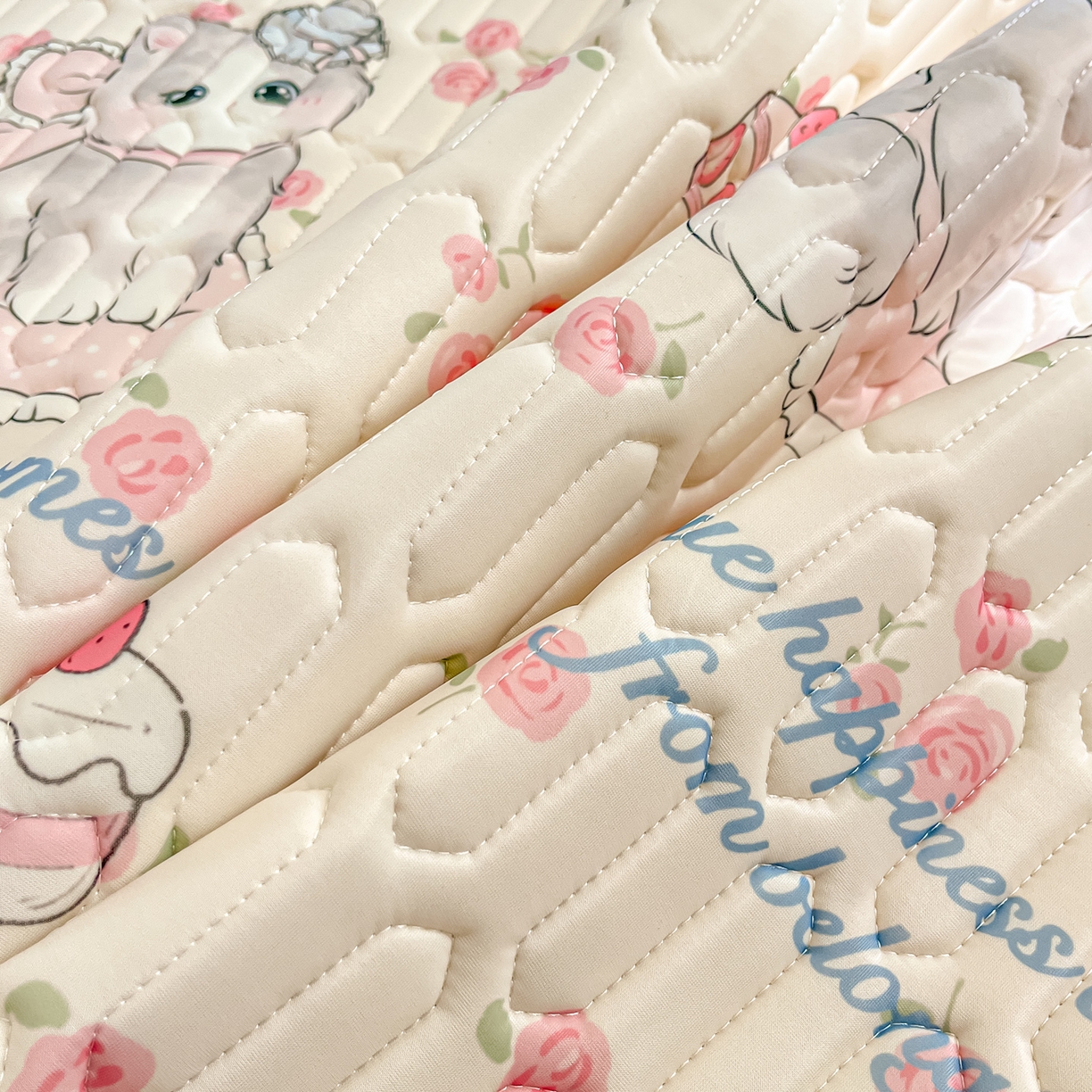 91家纺网 家纺一手货源 找家纺 摩妮卡 2026新款数码大版小清新乳胶凉席床席款三件套-场景一 优雅甜心猫猫