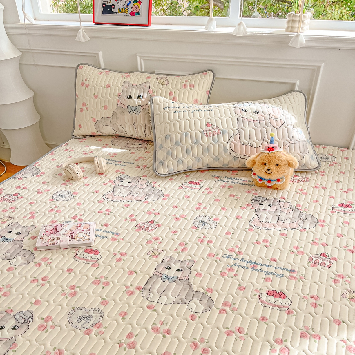 91家纺网 家纺一手货源 找家纺 摩妮卡 2026新款数码大版小清新乳胶凉席床席款三件套-场景一 优雅甜心猫猫