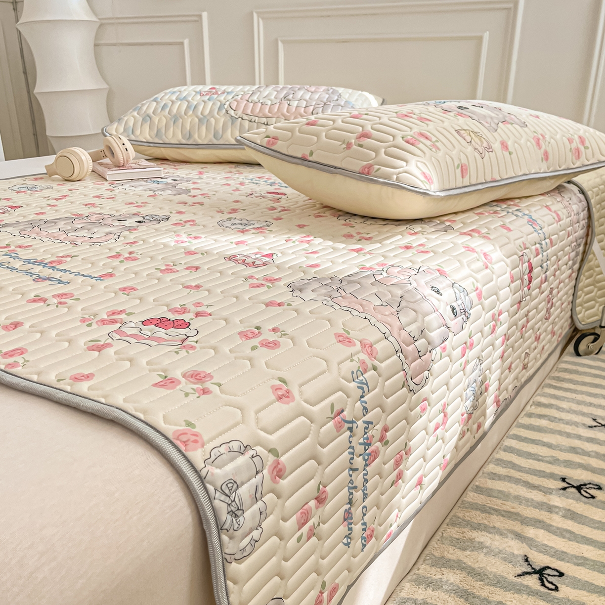 91家纺网 家纺一手货源 找家纺 摩妮卡 2026新款数码大版小清新乳胶凉席床席款三件套-场景一 优雅甜心猫猫