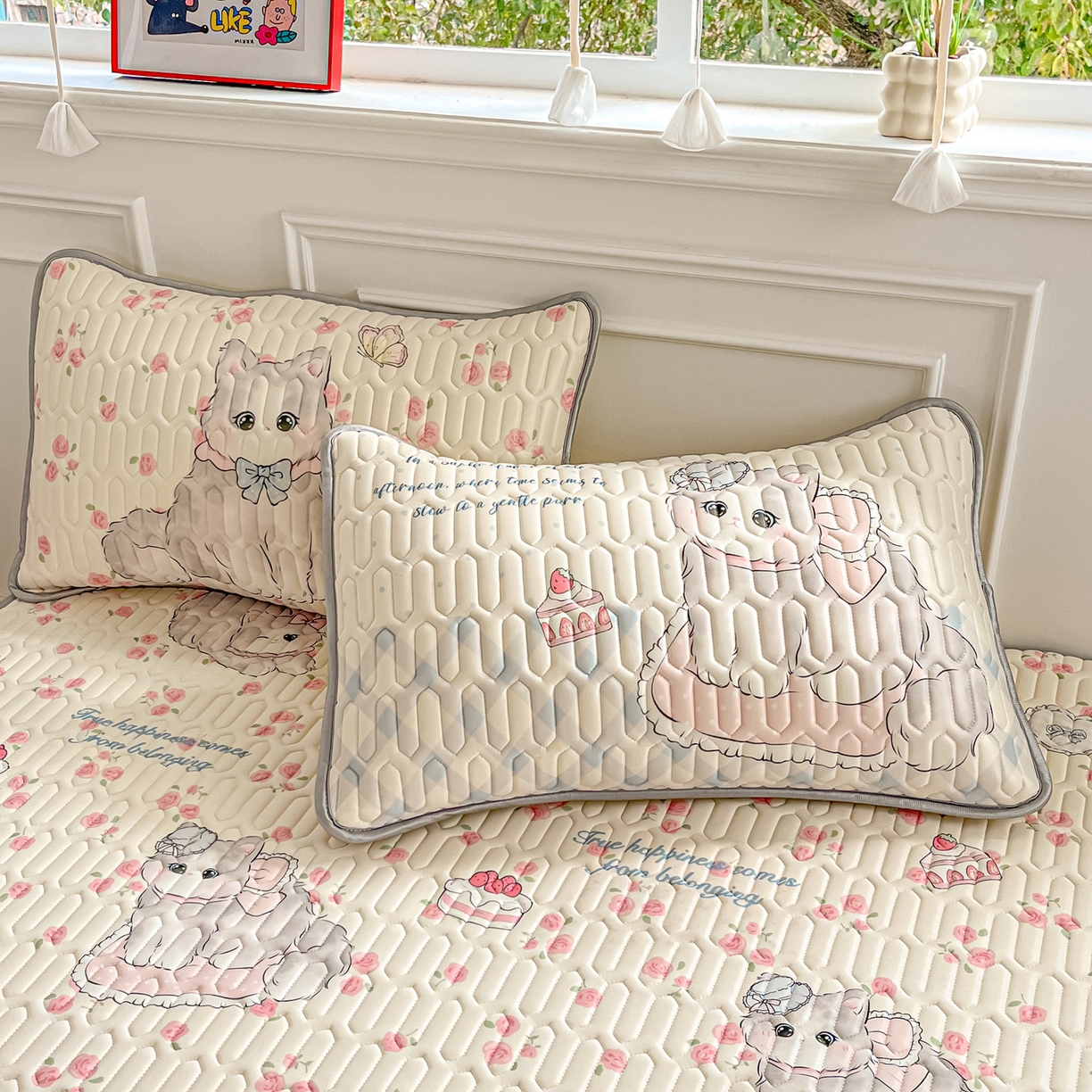 91家纺网 家纺一手货源 找家纺 摩妮卡 2026新款数码大版小清新乳胶凉席床席款三件套-场景一 优雅甜心猫猫