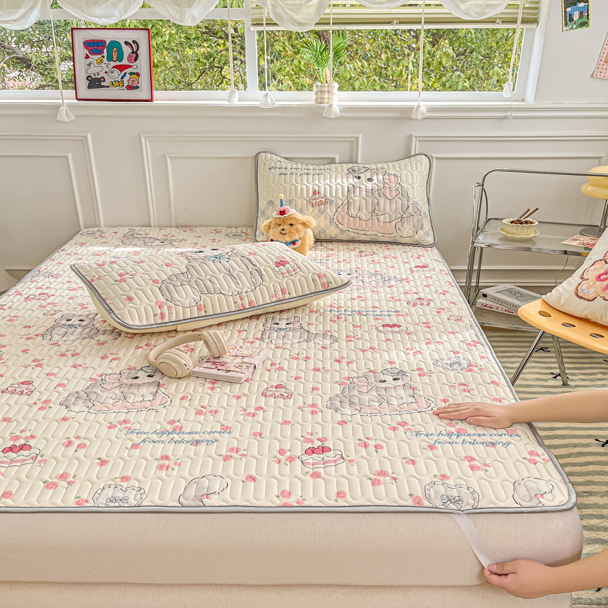 91家纺网 家纺一手货源 找家纺 摩妮卡 2026新款数码大版小清新乳胶凉席床席款三件套-场景一 优雅甜心猫猫