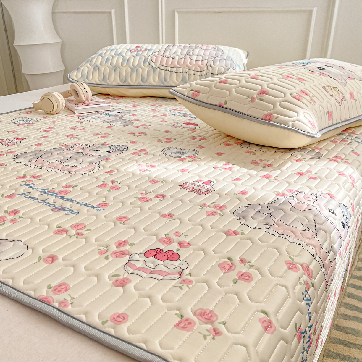 91家纺网 家纺一手货源 找家纺 摩妮卡 2026新款数码大版小清新乳胶凉席床席款三件套-场景一 优雅甜心猫猫