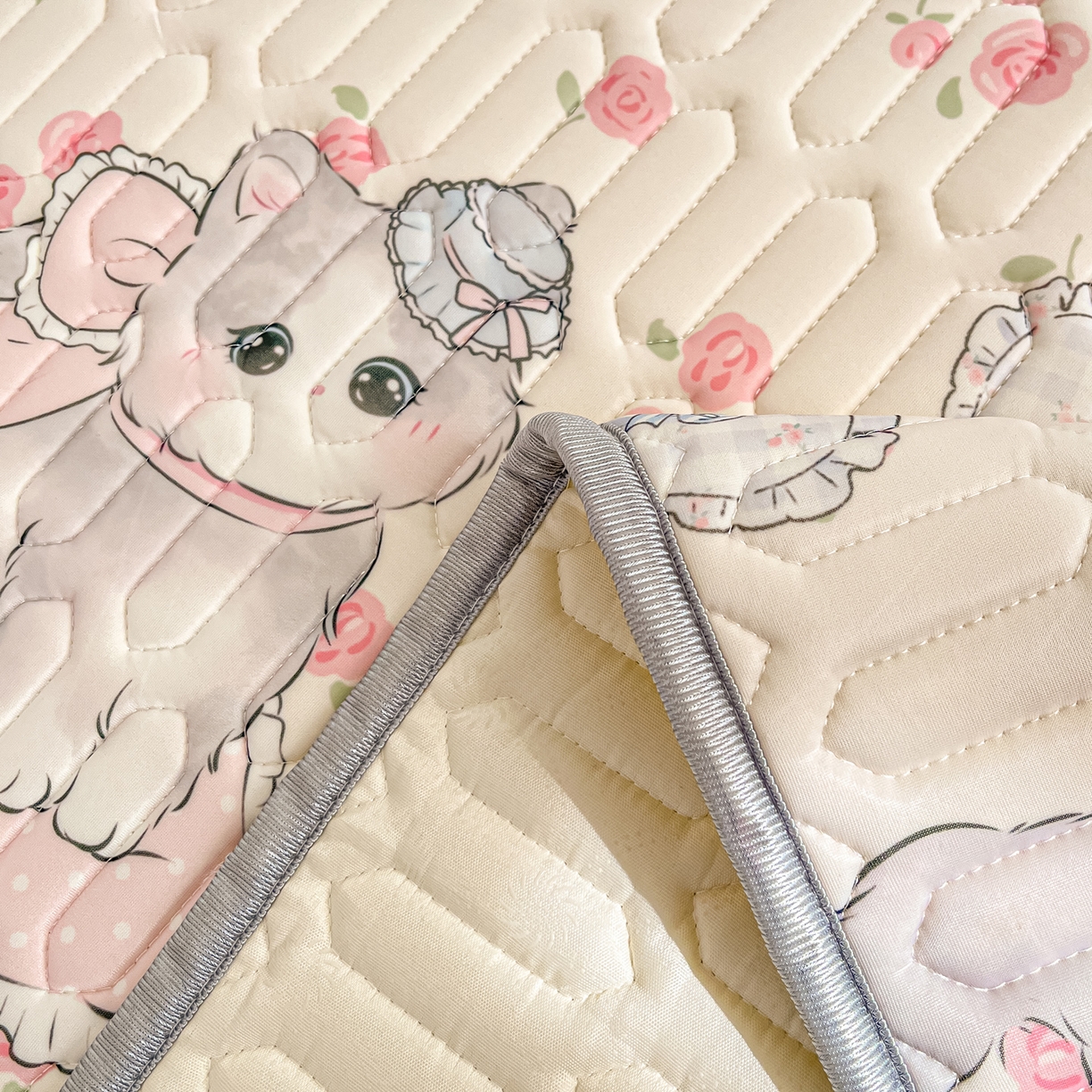 91家纺网 家纺一手货源 找家纺 摩妮卡 2026新款数码大版小清新乳胶凉席床席款三件套-场景一 优雅甜心猫猫