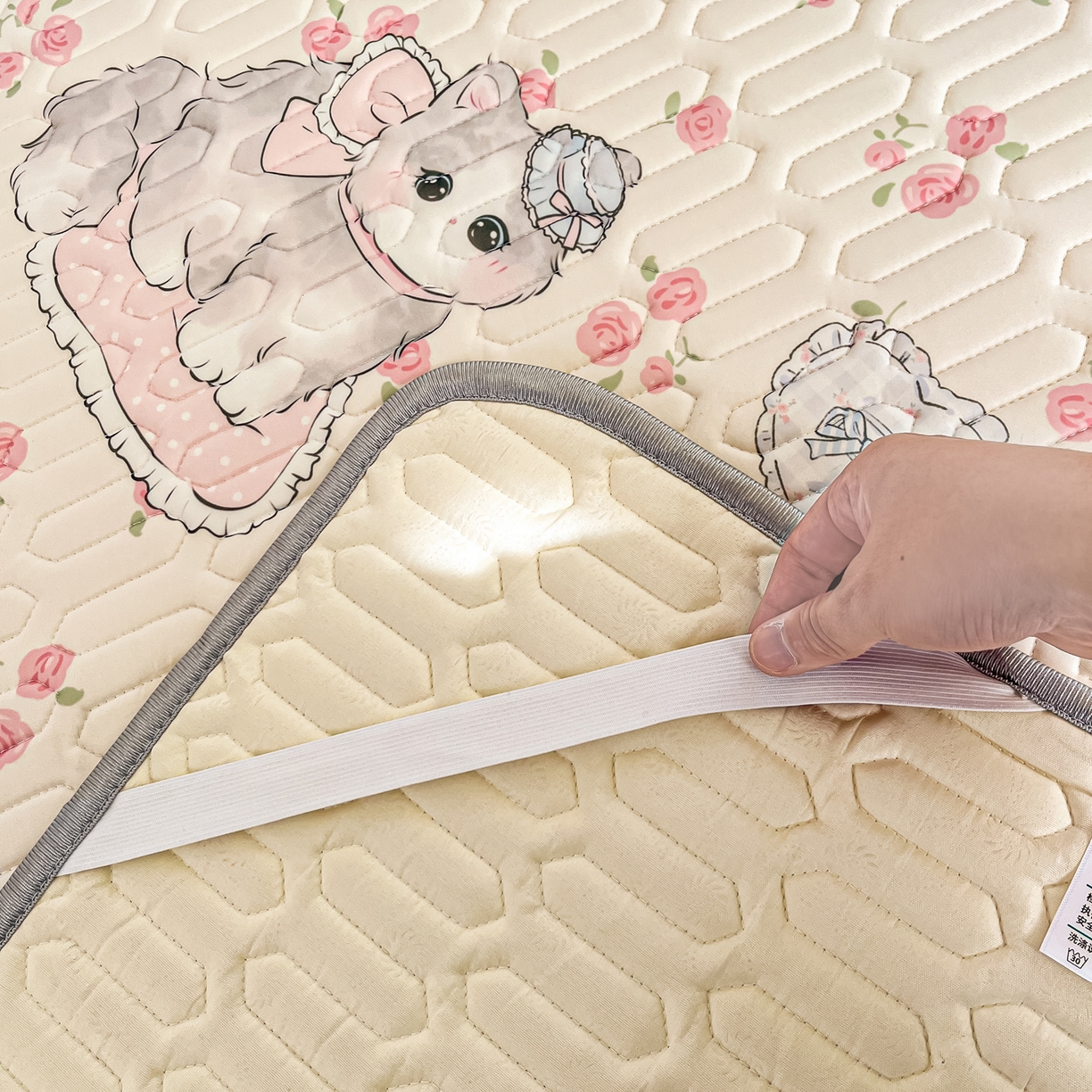 91家纺网 家纺一手货源 找家纺 摩妮卡 2026新款数码大版小清新乳胶凉席床席款三件套-场景一 优雅甜心猫猫