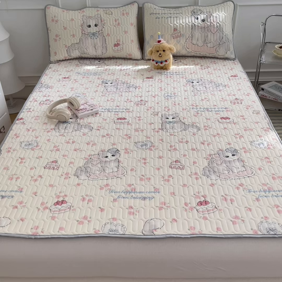 91家纺网 家纺一手货源 找家纺 摩妮卡 2026新款数码大版小清新乳胶凉席床席款三件套-场景一 优雅甜心猫猫