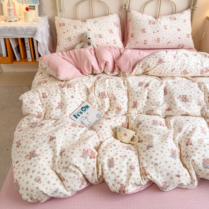 91家纺网 家纺一手货源 找家纺 梦舒阳家纺 新款泡芙棉双层纱四件套皱皱纱四季款泡芙纱四件套现货充足 生日熊