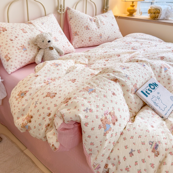 91家纺网 家纺一手货源 找家纺 梦舒阳家纺 新款泡芙棉双层纱四件套皱皱纱四季款泡芙纱四件套现货充足 生日熊