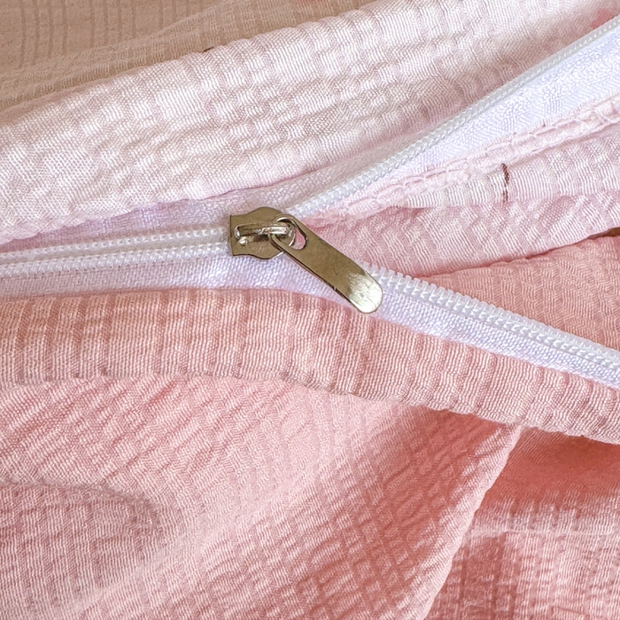 91家纺网 家纺一手货源 找家纺 梦舒阳家纺 新款泡芙棉双层纱四件套皱皱纱四季款泡芙纱四件套现货充足 杏粉猫咪