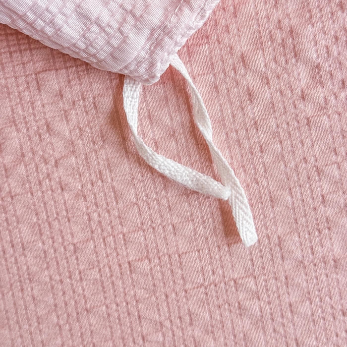 91家纺网 家纺一手货源 找家纺 梦舒阳家纺 新款泡芙棉双层纱四件套皱皱纱四季款泡芙纱四件套现货充足 杏粉猫咪