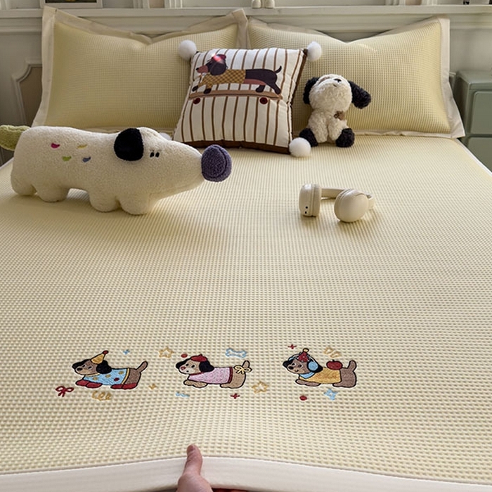 91家纺网 家纺一手货源 找家纺 莱家富 2026新款A类乙纶冰豆豆凉席冰丝席-华夫格绣花 趣味腊肠狗