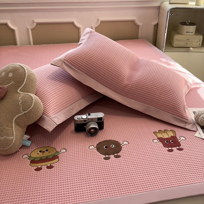 91家纺网 家纺一手货源 找家纺 莱家富 2026新款A类乙纶冰豆豆凉席冰丝席-华夫格绣花 可可喵派