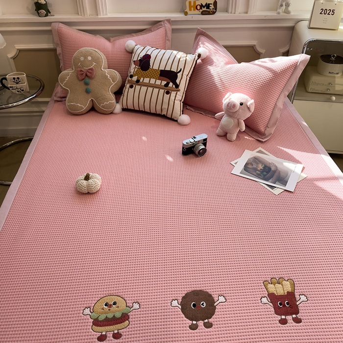 91家纺网 家纺一手货源 找家纺 莱家富 2026新款A类乙纶冰豆豆凉席冰丝席-华夫格绣花 可可喵派