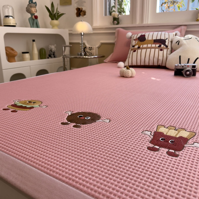 91家纺网 家纺一手货源 找家纺 莱家富 2026新款A类乙纶冰豆豆凉席冰丝席-华夫格绣花 可可喵派