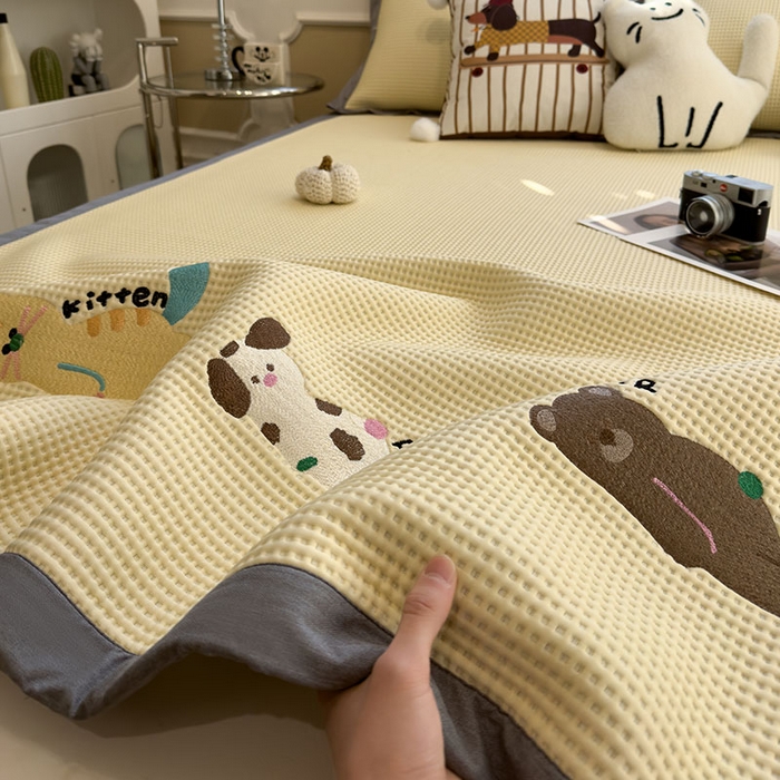 91家纺网 家纺一手货源 找家纺 莱家富 2026新款A类乙纶冰豆豆凉席冰丝席-华夫格绣花 懒懒小憩