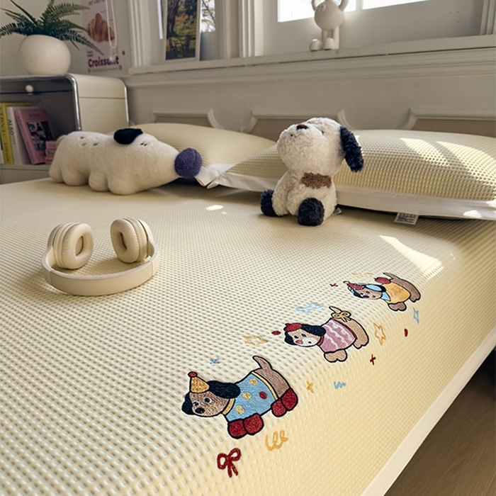 91家纺网 家纺一手货源 找家纺 莱家富 2026新款A类乙纶冰豆豆凉席冰丝席-华夫格绣花 趣味腊肠狗