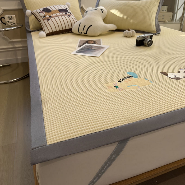 91家纺网 家纺一手货源 找家纺 莱家富 2026新款A类乙纶冰豆豆凉席冰丝席-华夫格绣花 懒懒小憩