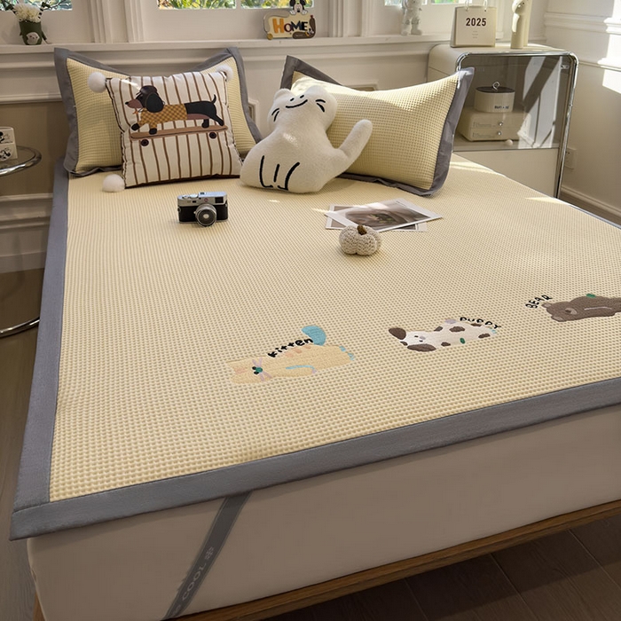 91家纺网 家纺一手货源 找家纺 莱家富 2026新款A类乙纶冰豆豆凉席冰丝席-华夫格绣花 懒懒小憩