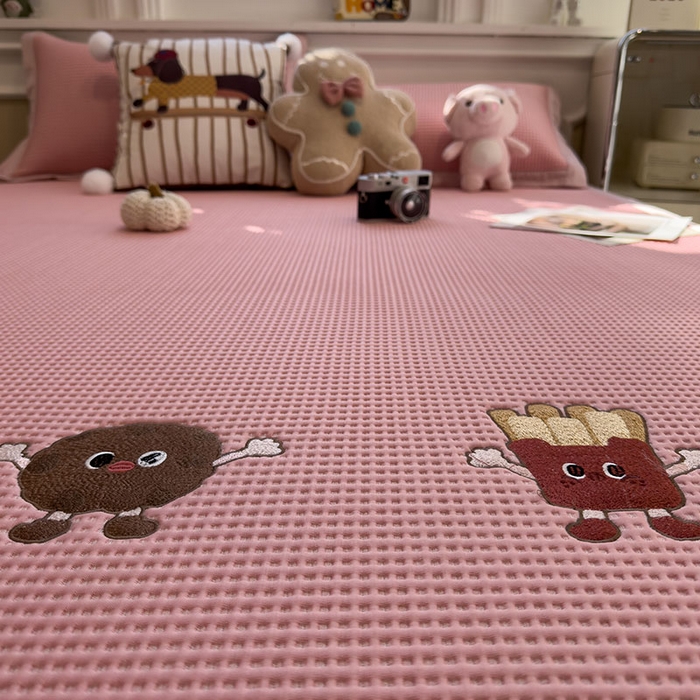 91家纺网 家纺一手货源 找家纺 莱家富 2026新款A类乙纶冰豆豆凉席冰丝席-华夫格绣花 可可喵派