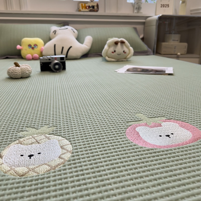 91家纺网 家纺一手货源 找家纺 莱家富 2026新款A类乙纶冰豆豆凉席冰丝席-华夫格绣花 奶冻喵-果绿