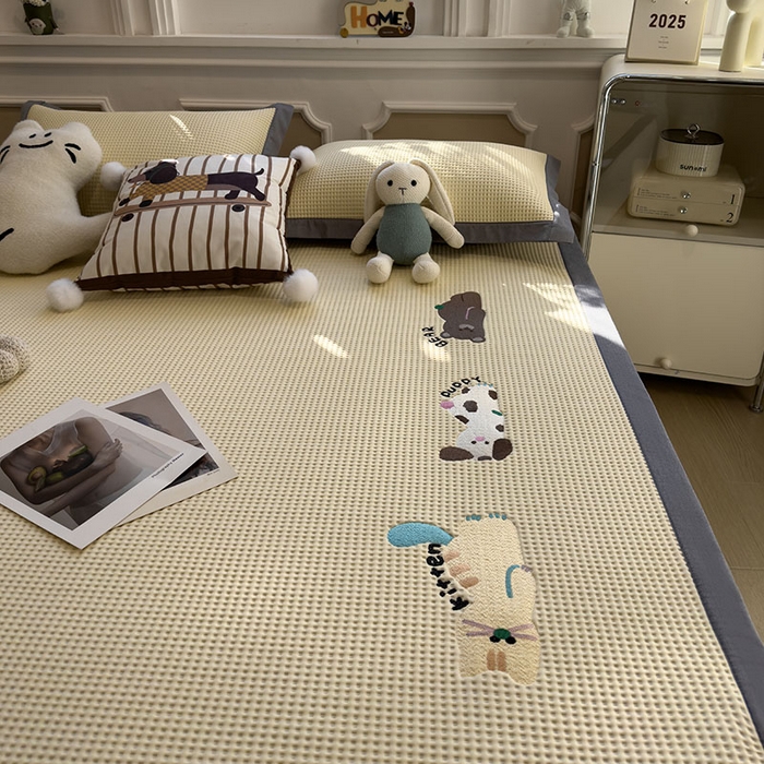 91家纺网 家纺一手货源 找家纺 莱家富 2026新款A类乙纶冰豆豆凉席冰丝席-华夫格绣花 懒懒小憩