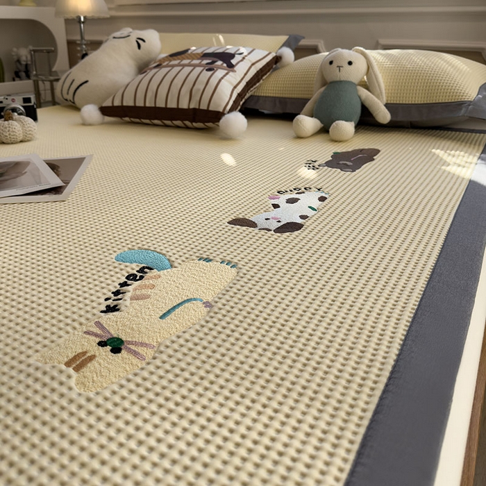 91家纺网 家纺一手货源 找家纺 莱家富 2026新款A类乙纶冰豆豆凉席冰丝席-华夫格绣花 懒懒小憩