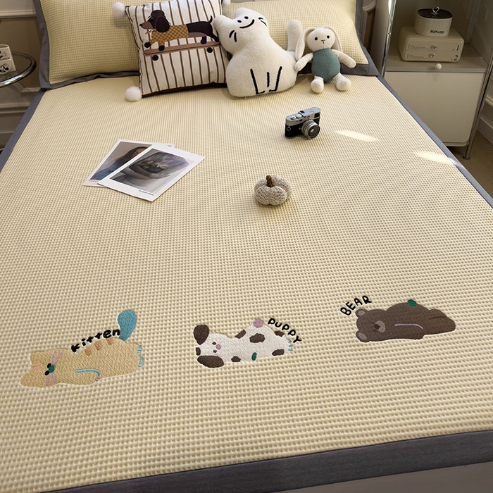 91家纺网 家纺一手货源 找家纺 莱家富 2026新款A类乙纶冰豆豆凉席冰丝席-华夫格绣花 懒懒小憩