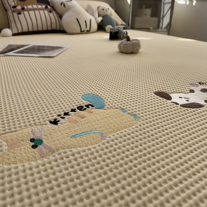 91家纺网 家纺一手货源 找家纺 莱家富 2026新款A类乙纶冰豆豆凉席冰丝席-华夫格绣花 懒懒小憩