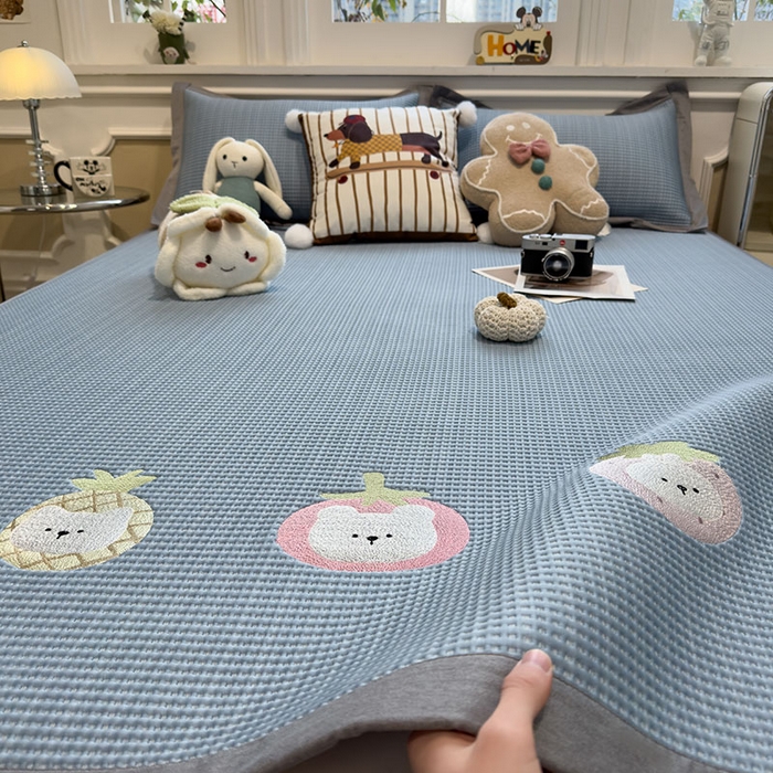 91家纺网 家纺一手货源 找家纺 莱家富 2026新款A类乙纶冰豆豆凉席冰丝席-华夫格绣花 奶冻喵-蓝