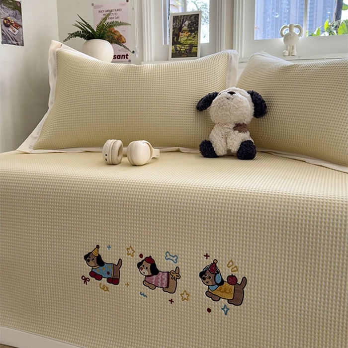 91家纺网 家纺一手货源 找家纺 莱家富 2026新款A类乙纶冰豆豆凉席冰丝席-华夫格绣花 趣味腊肠狗