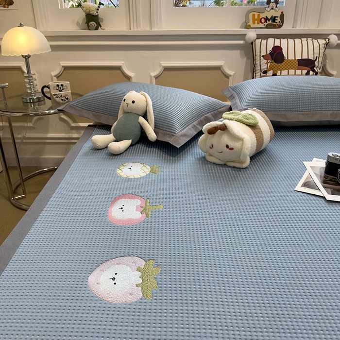 91家纺网 家纺一手货源 找家纺 莱家富 2026新款A类乙纶冰豆豆凉席冰丝席-华夫格绣花 奶冻喵-蓝