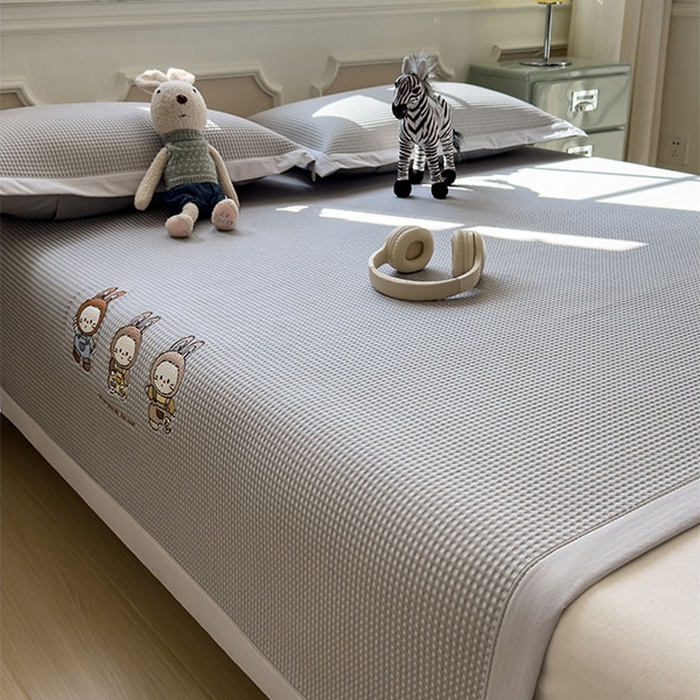 91家纺网 家纺一手货源 找家纺 莱家富 2026新款A类乙纶冰豆豆凉席冰丝席-华夫格绣花 兔免星人