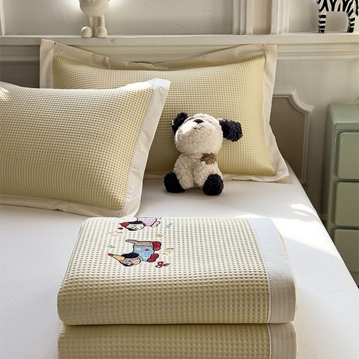 91家纺网 家纺一手货源 找家纺 莱家富 2026新款A类乙纶冰豆豆凉席冰丝席-华夫格绣花 趣味腊肠狗