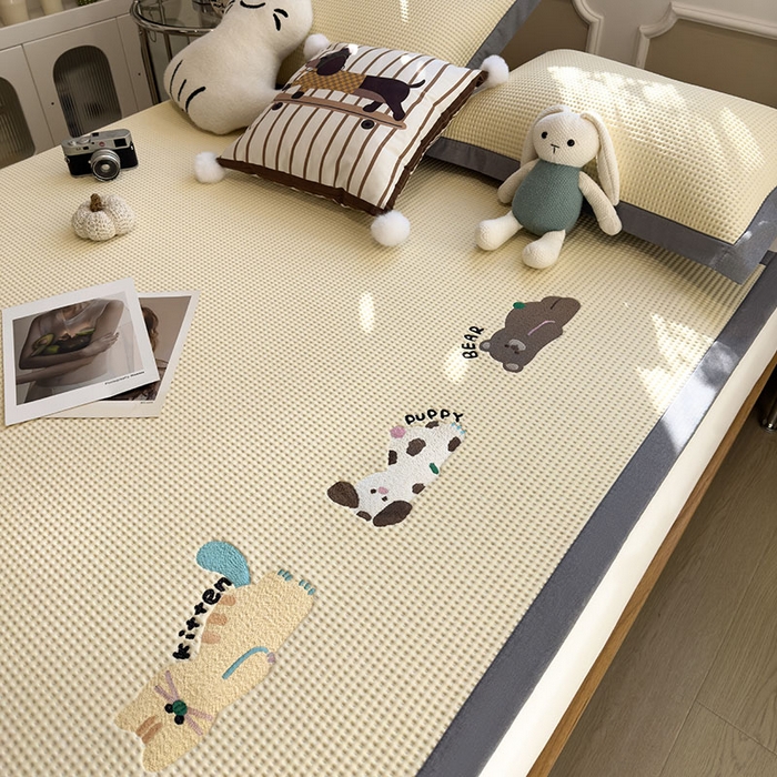 91家纺网 家纺一手货源 找家纺 莱家富 2026新款A类乙纶冰豆豆凉席冰丝席-华夫格绣花 懒懒小憩