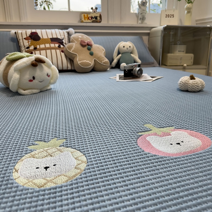 91家纺网 家纺一手货源 找家纺 莱家富 2026新款A类乙纶冰豆豆凉席冰丝席-华夫格绣花 奶冻喵-蓝