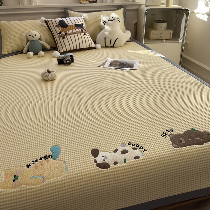 91家纺网 家纺一手货源 找家纺 莱家富 2026新款A类乙纶冰豆豆凉席冰丝席-华夫格绣花 懒懒小憩