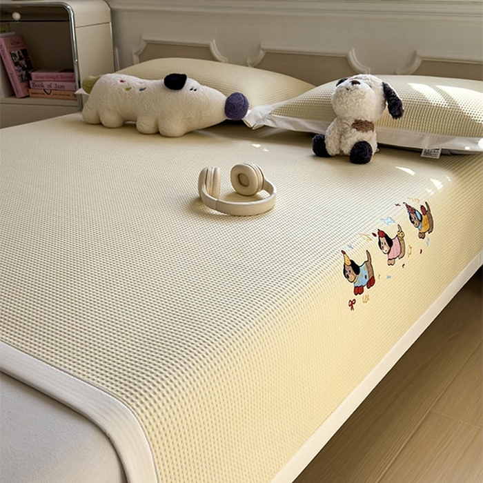 91家纺网 家纺一手货源 找家纺 莱家富 2026新款A类乙纶冰豆豆凉席冰丝席-华夫格绣花 趣味腊肠狗