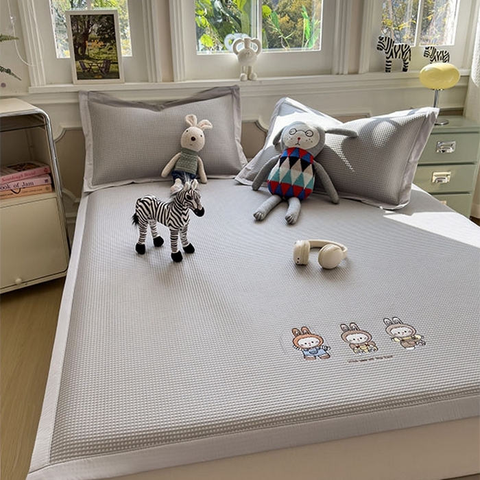 91家纺网 家纺一手货源 找家纺 莱家富 2026新款A类乙纶冰豆豆凉席冰丝席-华夫格绣花 兔免星人