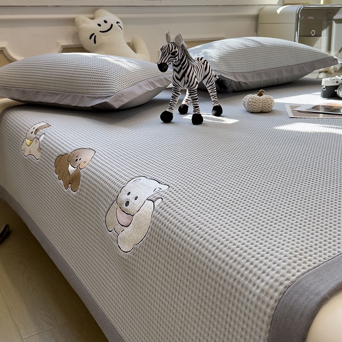 91家纺网 家纺一手货源 找家纺 莱家富 2026新款A类乙纶冰豆豆凉席冰丝席-华夫格绣花 躺躺岛-灰