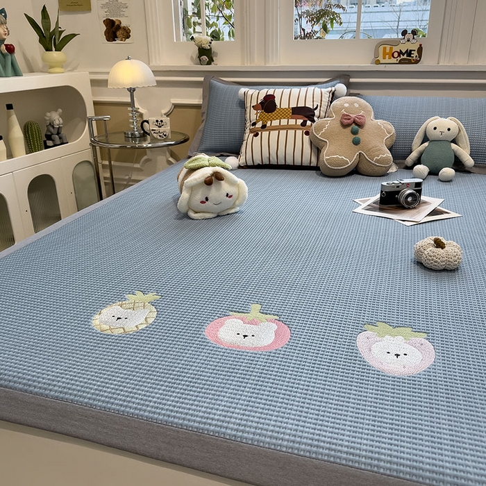 91家纺网 家纺一手货源 找家纺 莱家富 2026新款A类乙纶冰豆豆凉席冰丝席-华夫格绣花 奶冻喵-蓝