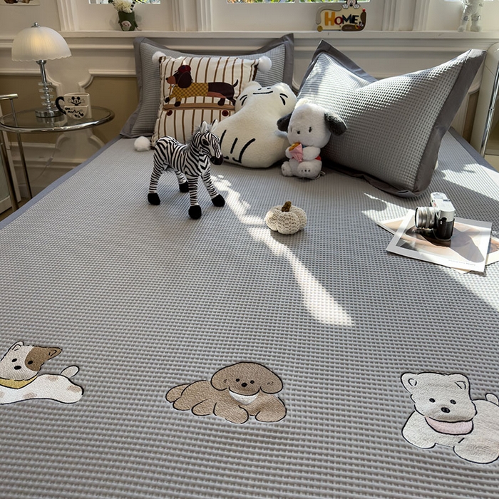 91家纺网 家纺一手货源 找家纺 莱家富 2026新款A类乙纶冰豆豆凉席冰丝席-华夫格绣花 躺躺岛-灰