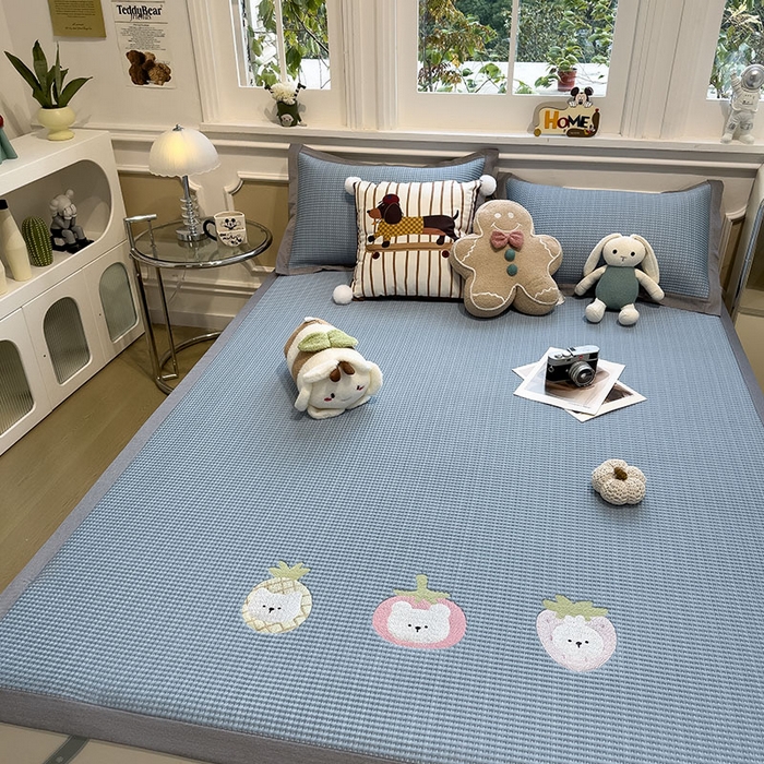 91家纺网 家纺一手货源 找家纺 莱家富 2026新款A类乙纶冰豆豆凉席冰丝席-华夫格绣花 奶冻喵-蓝