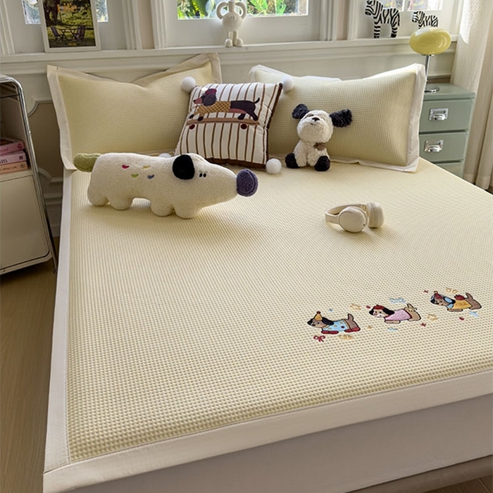 91家纺网 家纺一手货源 找家纺 莱家富 2026新款A类乙纶冰豆豆凉席冰丝席-华夫格绣花 趣味腊肠狗