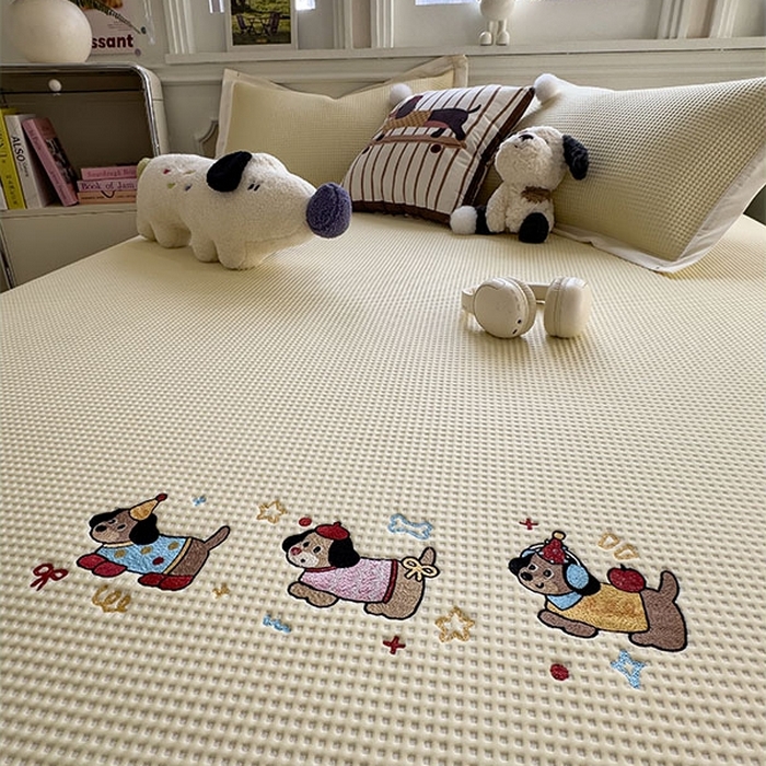 91家纺网 家纺一手货源 找家纺 莱家富 2026新款A类乙纶冰豆豆凉席冰丝席-华夫格绣花 趣味腊肠狗