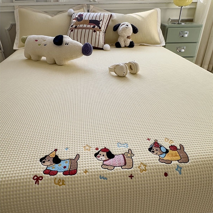 91家纺网 家纺一手货源 找家纺 莱家富 2026新款A类乙纶冰豆豆凉席冰丝席-华夫格绣花 趣味腊肠狗