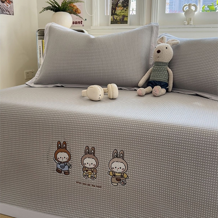 91家纺网 家纺一手货源 找家纺 莱家富 2026新款A类乙纶冰豆豆凉席冰丝席-华夫格绣花 兔免星人