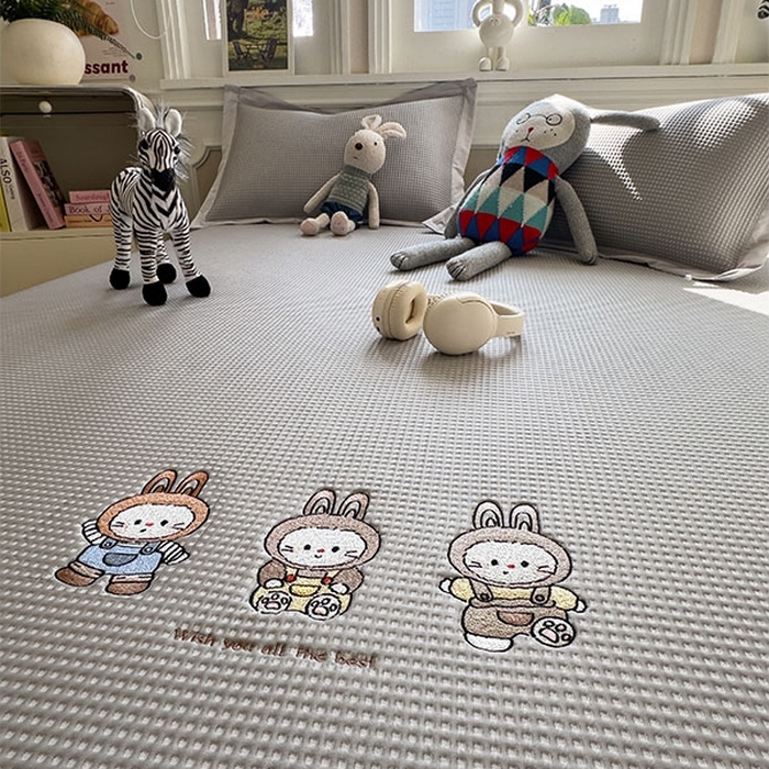 91家纺网 家纺一手货源 找家纺 莱家富 2026新款A类乙纶冰豆豆凉席冰丝席-华夫格绣花 兔免星人