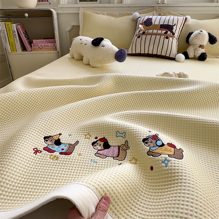 91家纺网 家纺一手货源 找家纺 莱家富 2026新款A类乙纶冰豆豆凉席冰丝席-华夫格绣花 趣味腊肠狗