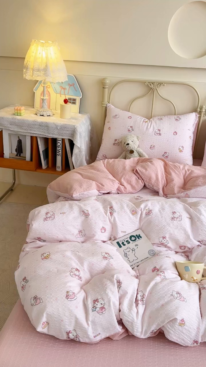 91家纺网 家纺一手货源 找家纺 梦舒阳家纺 新款泡芙棉双层纱四件套皱皱纱四季款泡芙纱四件套现货充足 杏粉猫咪