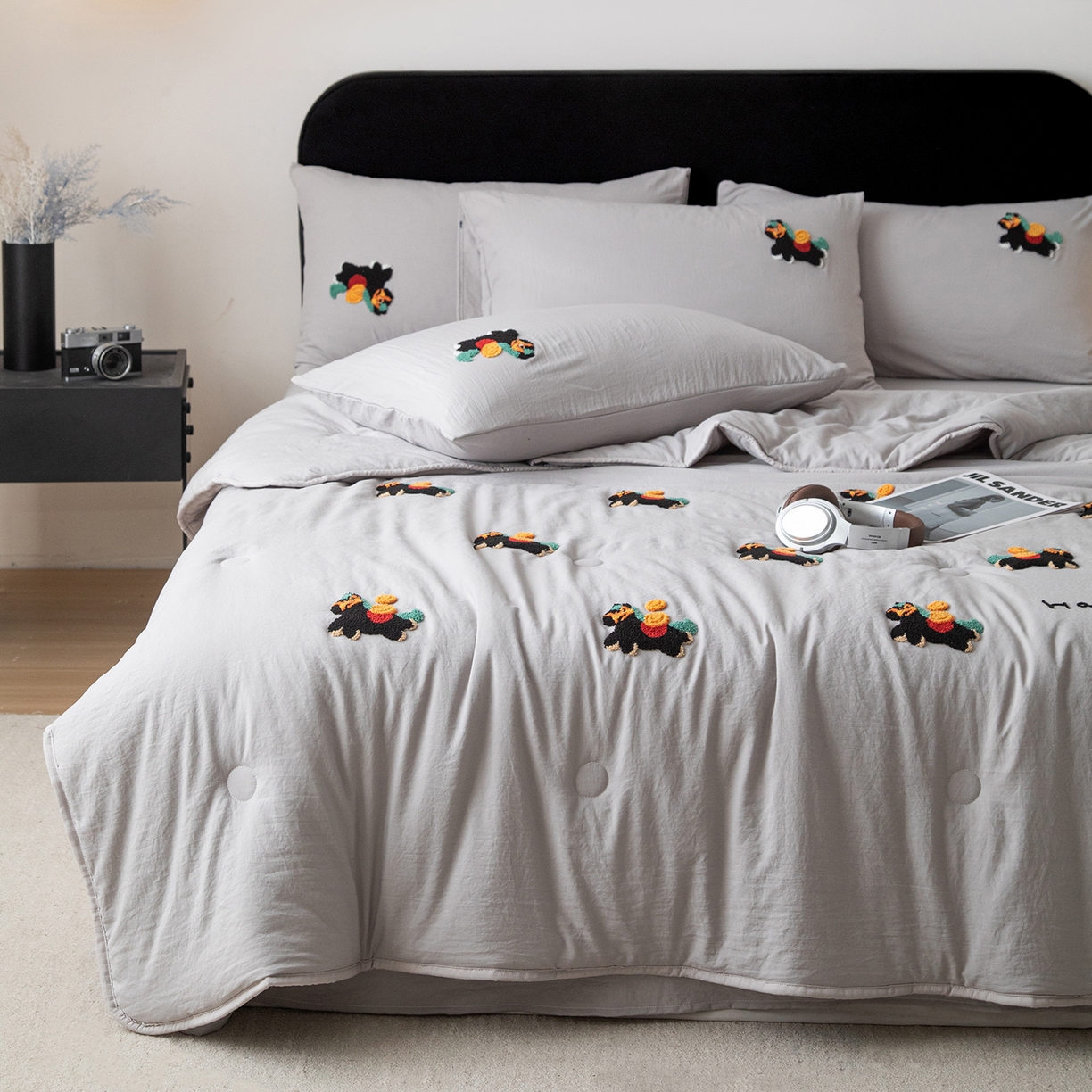 91家纺网 家纺一手货源 找家纺 遇见家居生活馆 2026新款水洗棉毛巾绣夏被四件套-艾拉 艾拉-小马山灰