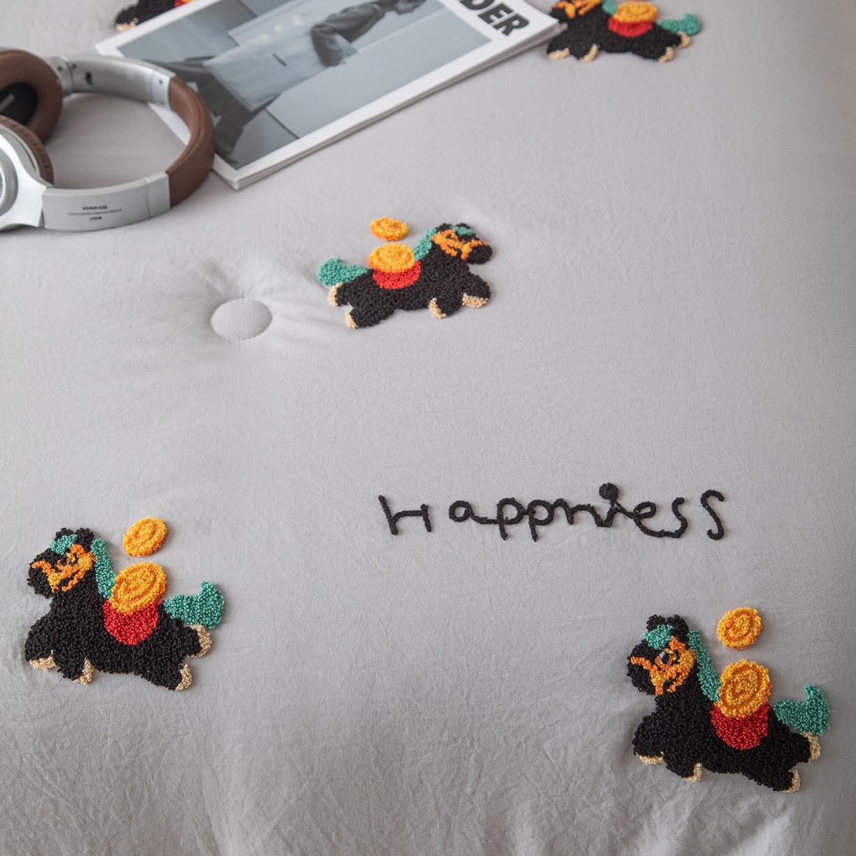 91家纺网 家纺一手货源 找家纺 遇见家居生活馆 2026新款水洗棉毛巾绣夏被四件套-艾拉 艾拉-小马山灰